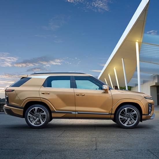 KGM SUV Modell vor modernem Gebäude – KGM Partner KFZ Czeitschner Marz