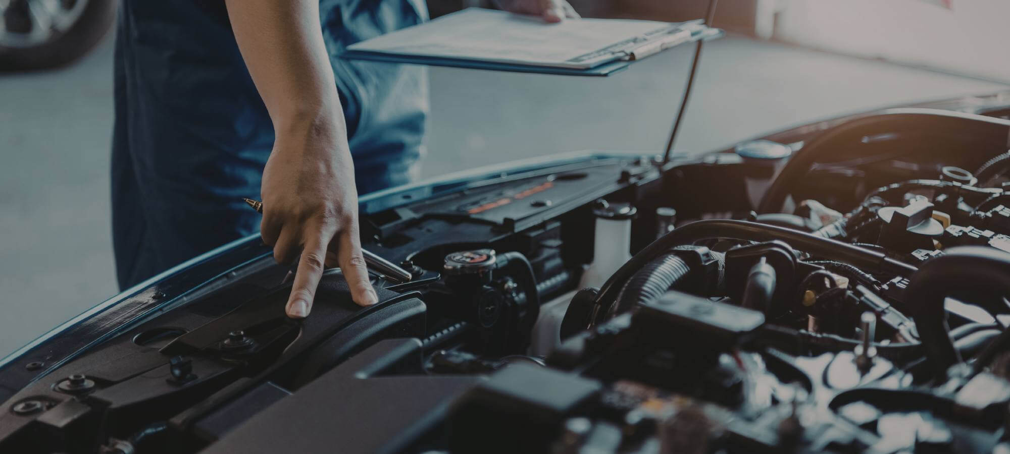 KFZ Mechaniker bei der Motorprüfung in der Meisterwerkstatt von KFZ Czeitschner in Marz