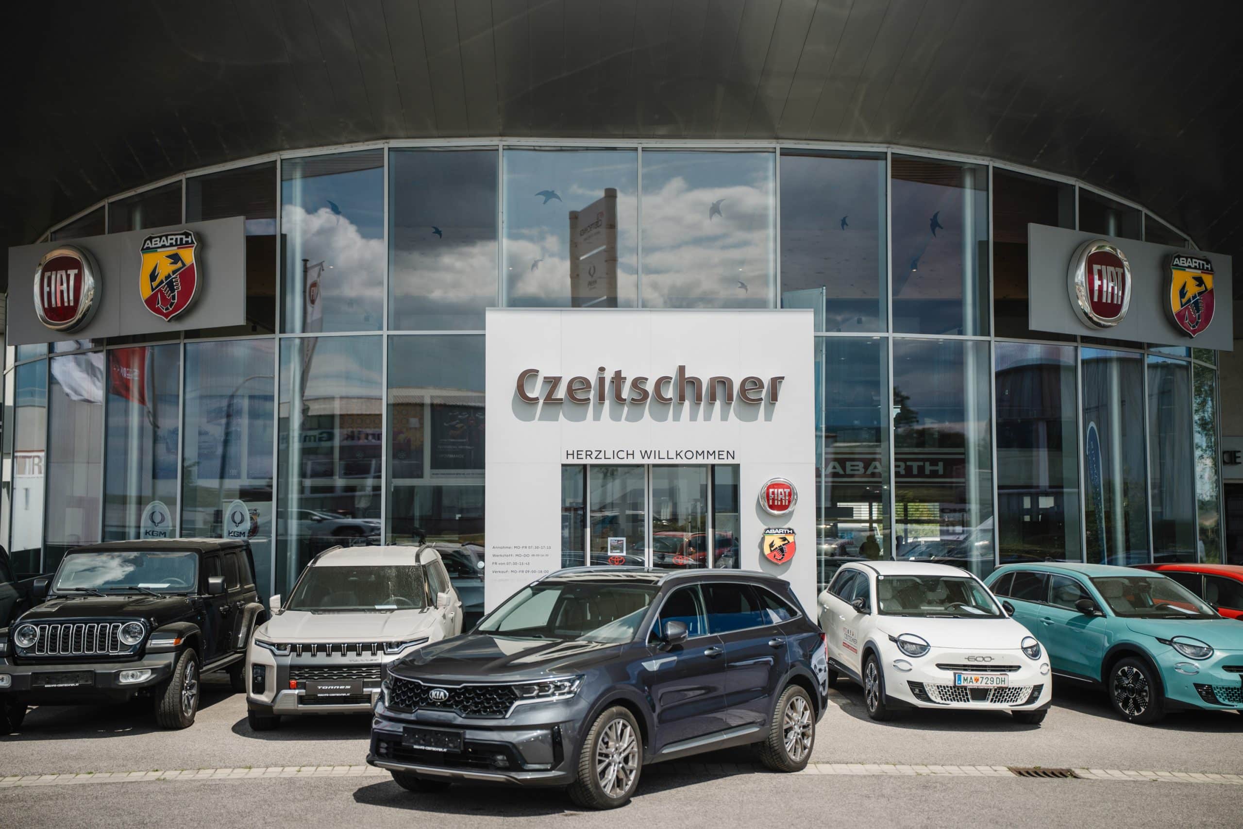 Außenansicht des Autohauses Czveitschner mit mehreren ausgestellten Fahrzeugen vor dem Eingang