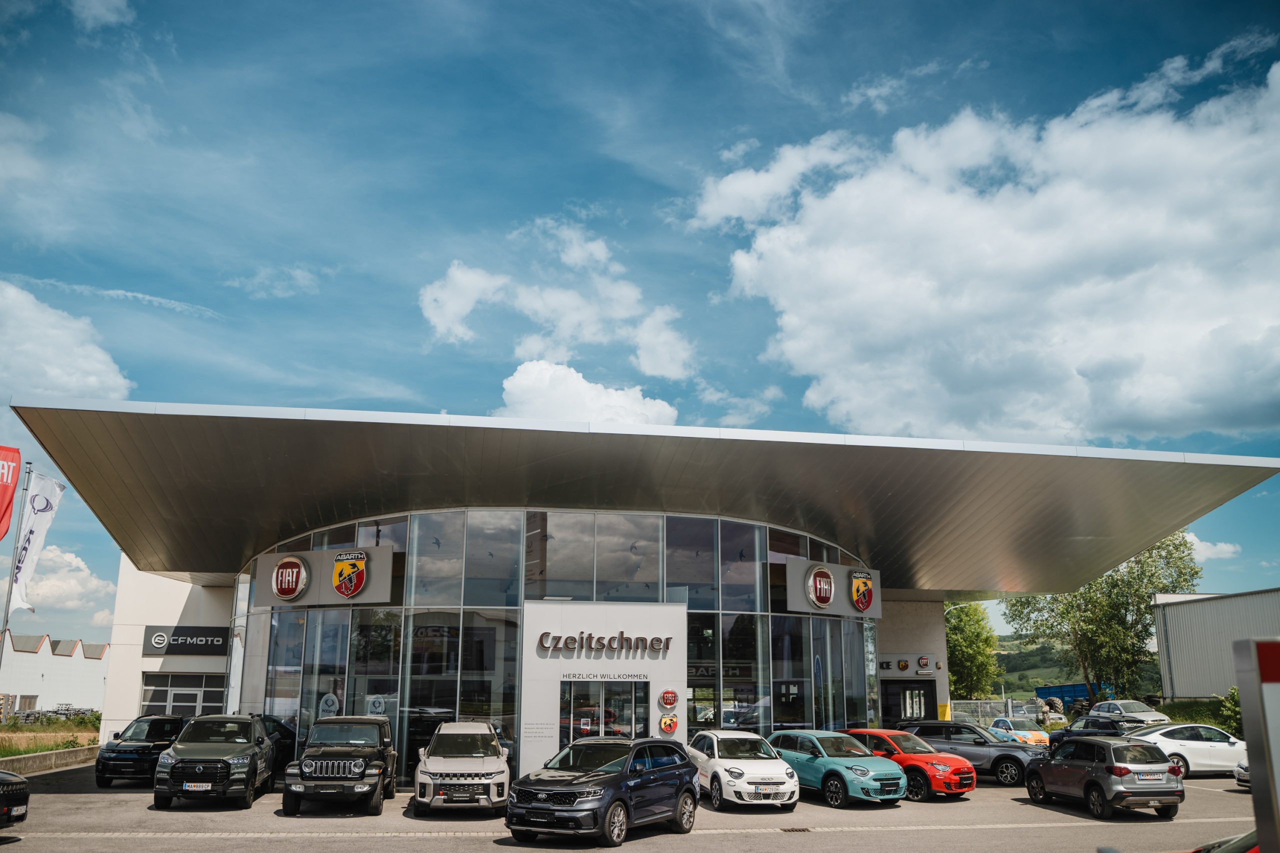 Außenansicht des Autohauses Czveitschner mit ausgestellten Fahrzeugen vor dem Gebäude
