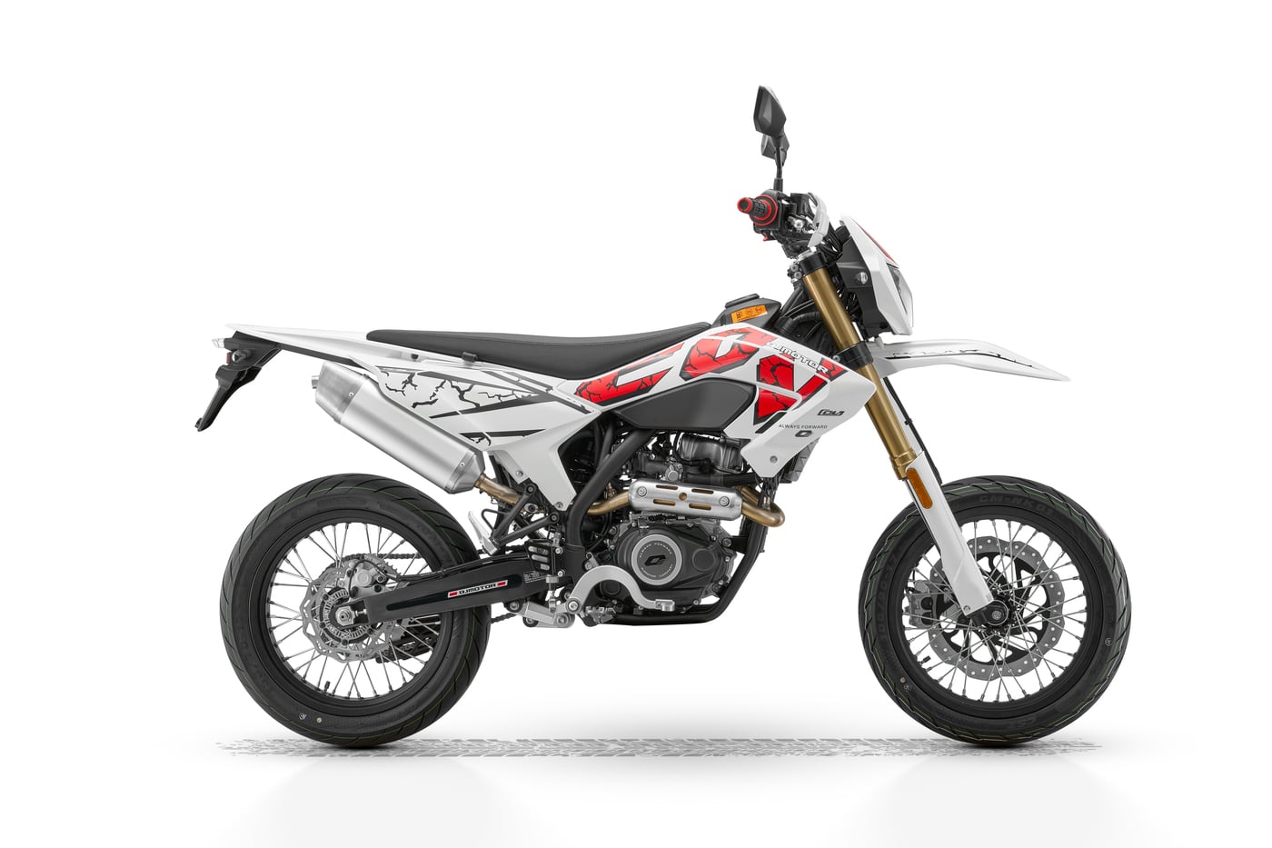 Weißes QJMOTOR Supermoto-Motorrad in Seitenansicht freigestellt vor weißem Hintergrund