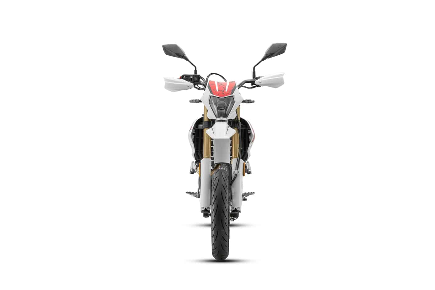 Weißes QJMOTOR Motorrad in frontaler Ansicht freigestellt vor weißem Hintergrund