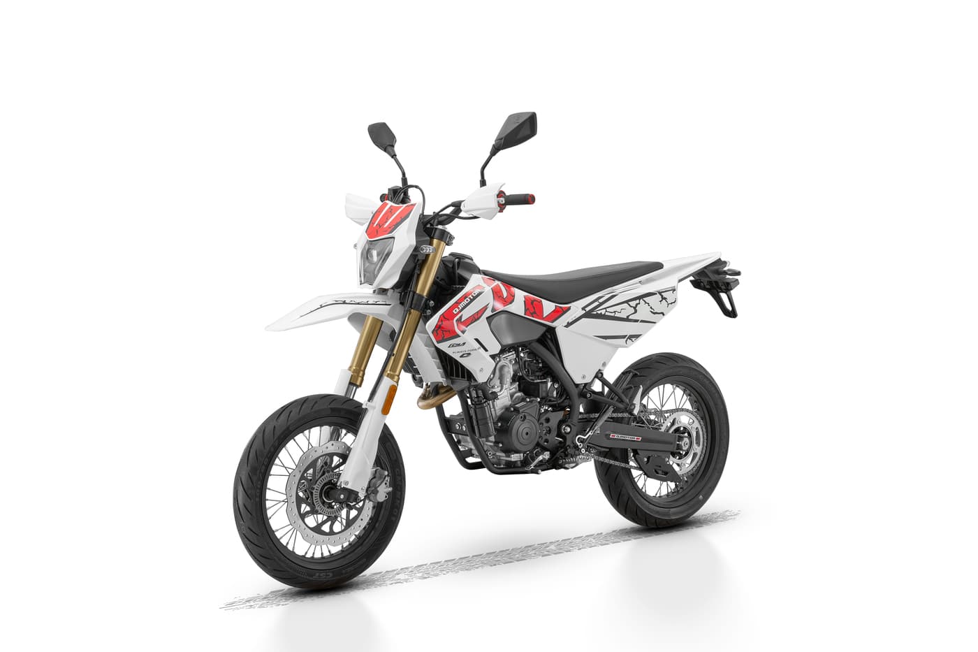 Weißes QJMOTOR Supermoto-Motorrad in schräger Frontansicht freigestellt vor weißem Hintergrund