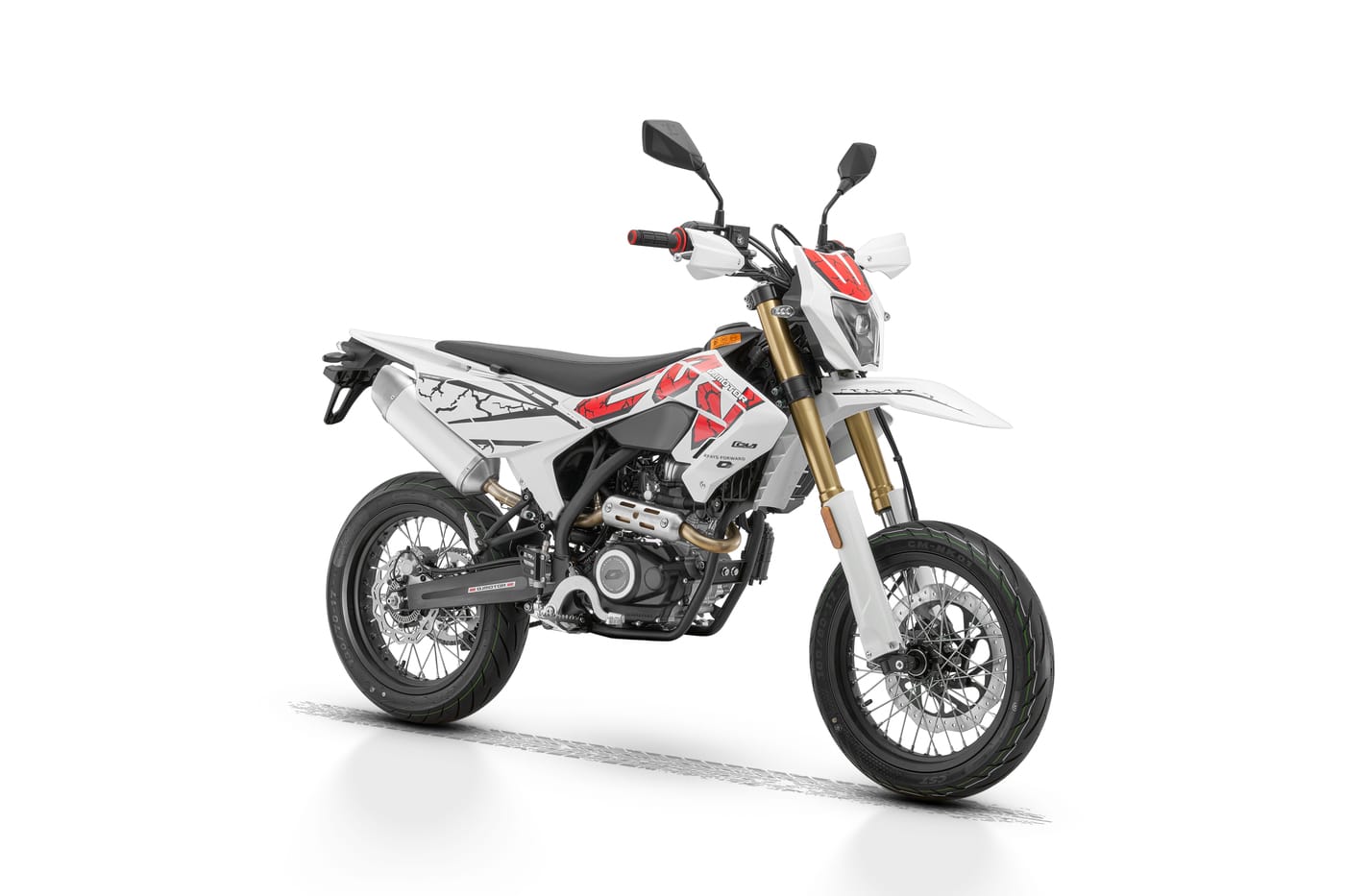 Weißes QJMOTOR Supermoto-Motorrad in schräger Frontansicht freigestellt vor weißem Hintergrund