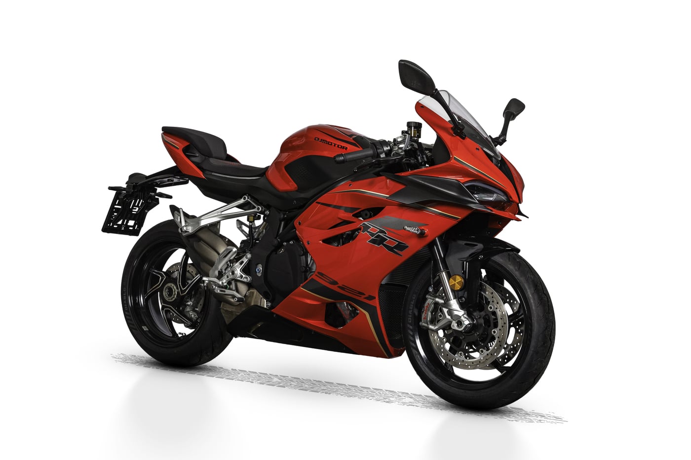 Rotes QJMOTOR Sportmotorrad freigestellt vor weißem Hintergrund