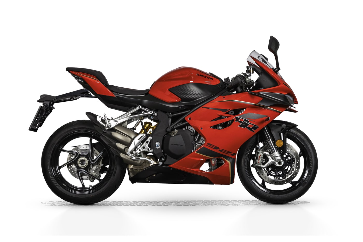 Rotes QJMOTOR Sportmotorrad in seitlicher Ansicht freigestellt vor weißem Hintergrund
