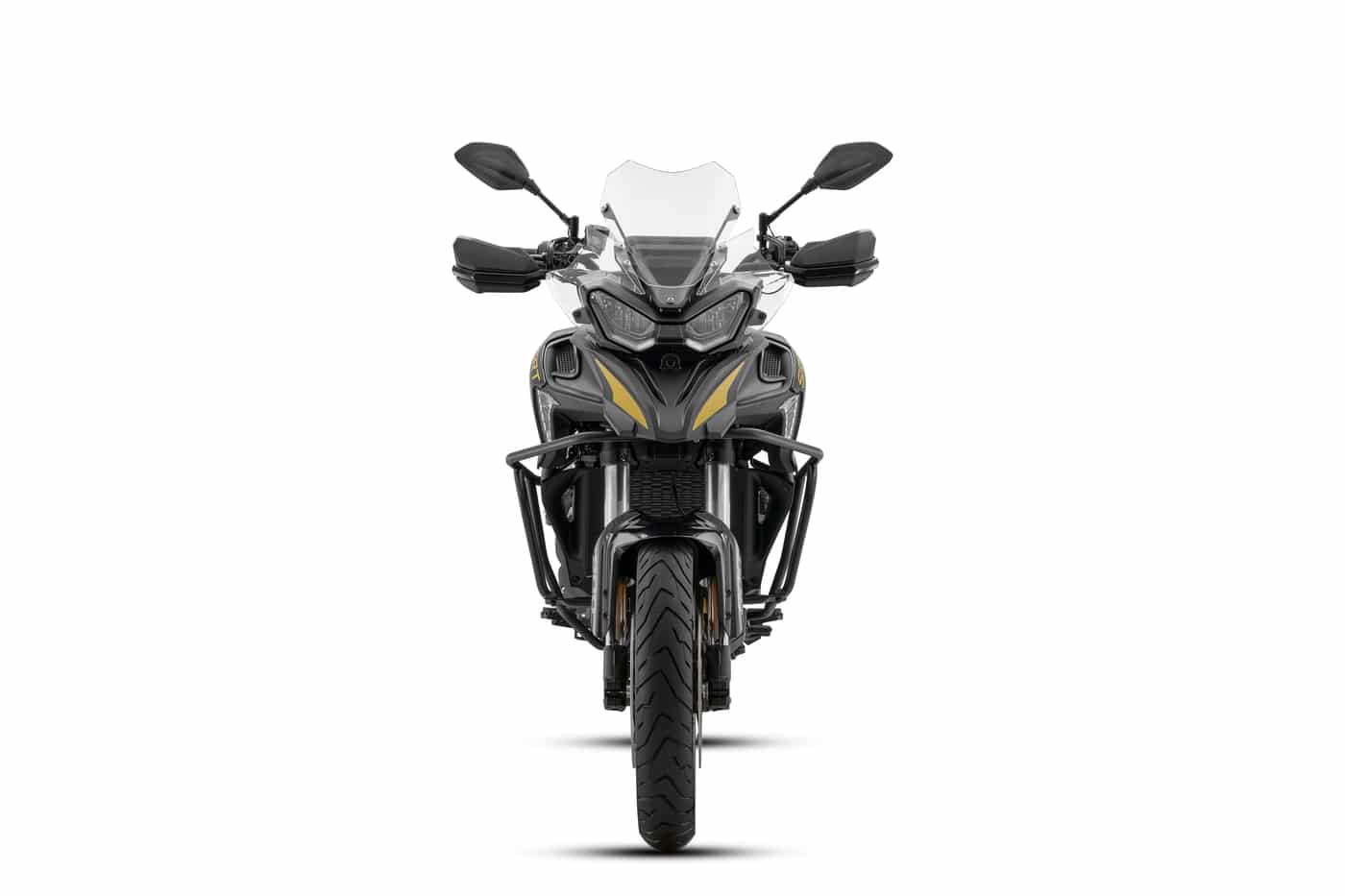 Schwarzes QJMOTOR Adventure-Motorrad frontal freigestellt vor weißem Hintergrund