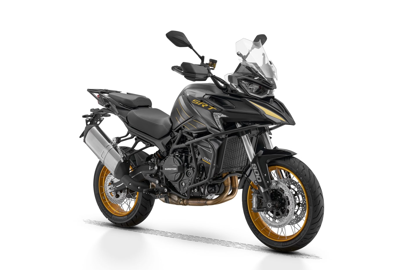 Schwarzes QJMOTOR Adventure-Motorrad mit goldenen Felgen freigestellt vor weißem Hintergrund