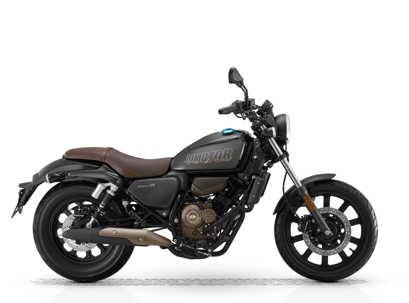 Schwarzes QJMOTOR Retro-Motorrad mit brauner Sitzbank in seitlicher Ansicht freigestellt vor dunklem Hintergrund