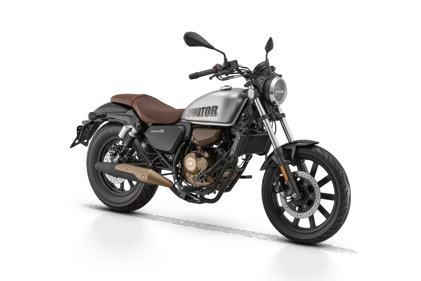 Graues QJMOTOR Retro-Motorrad mit brauner Sitzbank in schräger Frontansicht freigestellt vor weißem Hintergrund