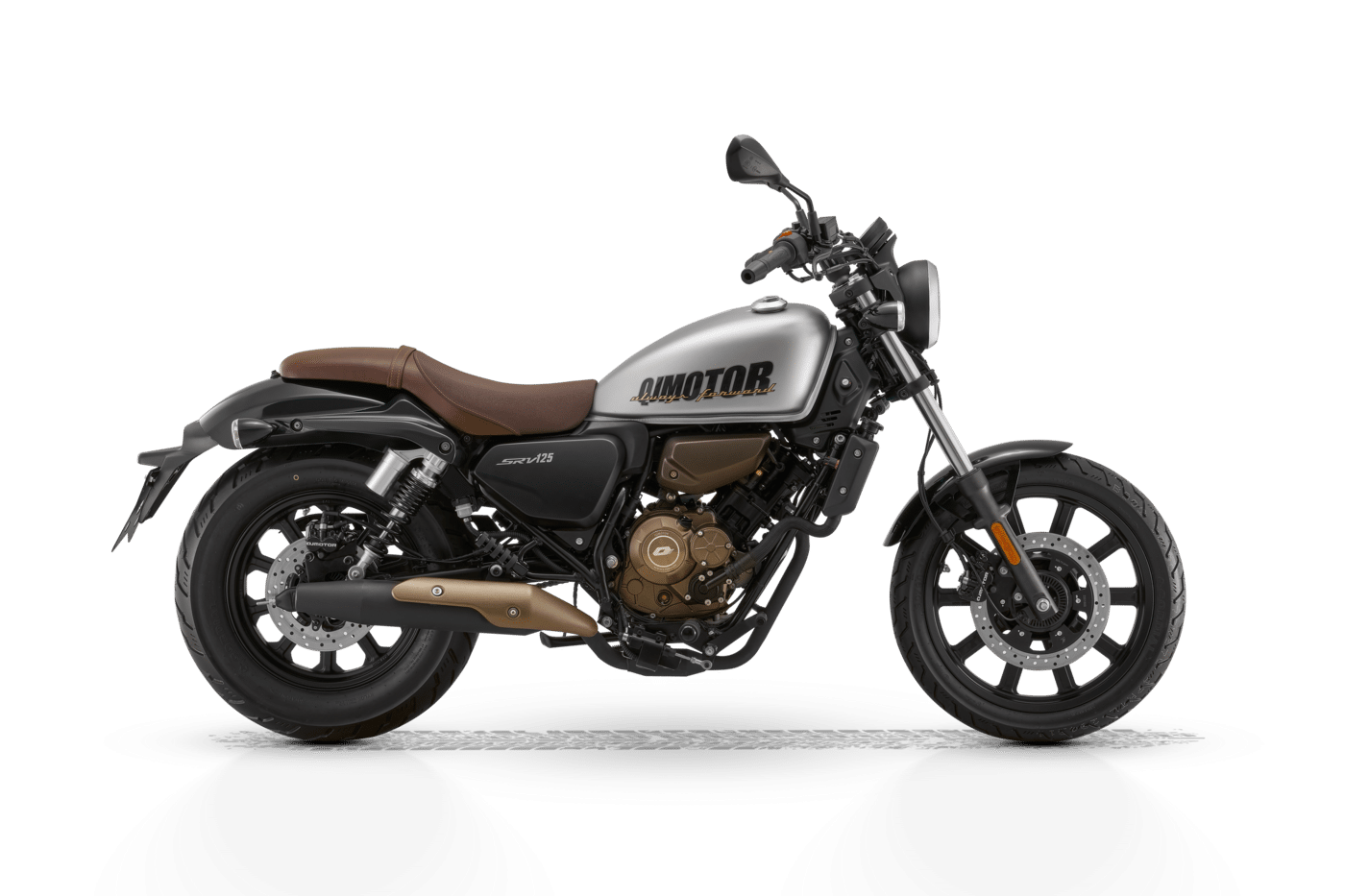 Graues QJMOTOR Retro-Motorrad mit brauner Sitzbank in seitlicher Ansicht freigestellt vor dunklem Hintergrund