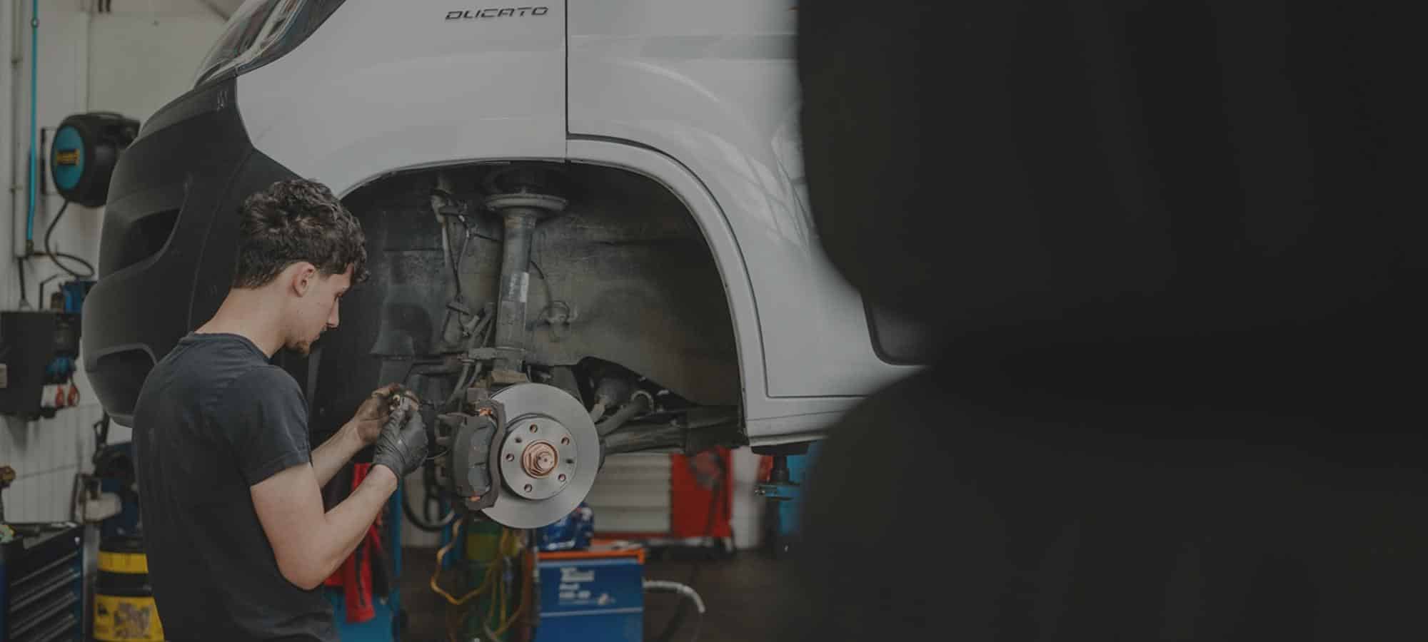 Mechaniker arbeitet an einem Wohnmobil in der Werkstatt von KFZ Czeitschner